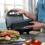 ESTIA ΤΟΣΤΙΕΡΑ BLACK & INOX 2 ΘΕΣΕΩΝ 850w ΜΕ ΑΠΟΣΠΩΜΕΝΕΣ ΑΝΤΙΚΟΛΛΗΤΙΚΕΣ ΠΛΑΚΕΣ - Image 5