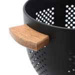 ESTIA ΣΟΥΡΩΤΗΡΙ ΖΥΜΑΡΙΚΩΝ ALLURE ΜΕΤΑΛΛΙΚΟ 22cm ΜΕ ΞΥΛΙΝΕΣ ΛΑΒΕΣ ΜΑΥΡΟ - Image 4