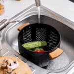ESTIA ΣΟΥΡΩΤΗΡΙ ΖΥΜΑΡΙΚΩΝ ALLURE ΜΕΤΑΛΛΙΚΟ 22cm ΜΕ ΞΥΛΙΝΕΣ ΛΑΒΕΣ ΜΑΥΡΟ - Image 5