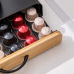 ESTIA ΘΗΚΗ ΓΙΑ ΚΑΨΟΥΛΕΣ ESPRESSO BAMBOO ESSENTIALS ΜΕΤΑΛΛΙΚΗ ΣΥΡΤΑΡΩΤΗ 60 ΘΕΣΕΩΝ ΜΑΥΡΗ - Image 7