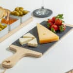 ESTIA ΠΛΑΤΩ ΣΕΡΒΙΡΙΣΜΑΤΟΣ ΣΧΙΣΤΟΛΙΘΟΥ ΜΕ ΞΥΛΙΝΗ ΒΑΣΗ 55x15cm - Image 3