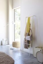 Yamazaki - Σκάλα Κρεμάστρα Leaning Hanger WH - Image 2