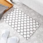 Artsy Mats - Αντιολισθητικό Πατάκι Μπάνιου BlackTrellis White Stone 39x60cm - Image 4