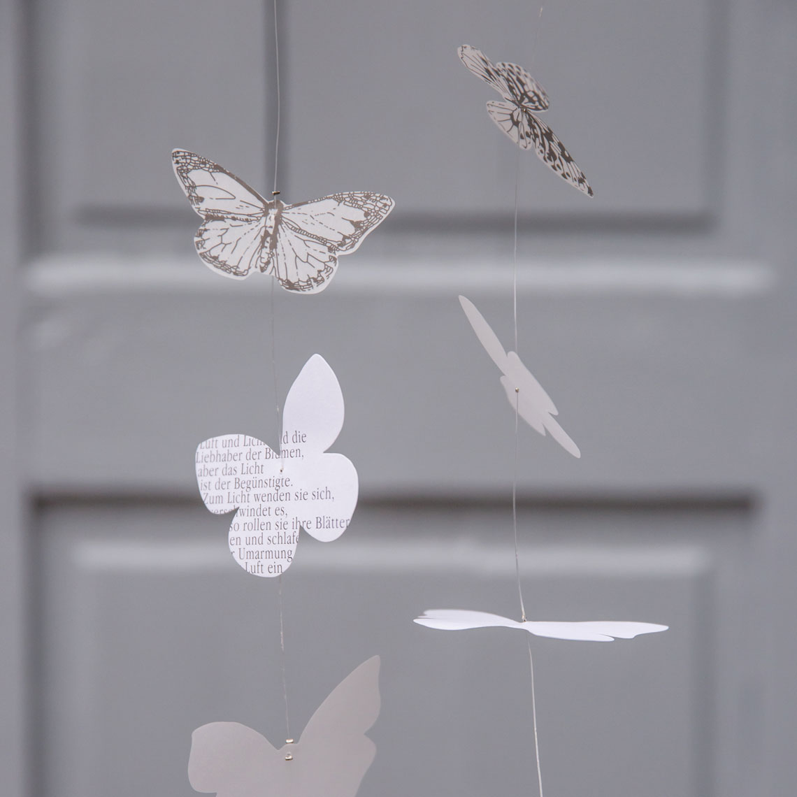 Räder Woohnzubehör Raeder - Blossom. Χάρτινη Διακοσμητική Γιρλάντα Butterfly Necklace White Grey - Image 1