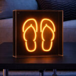 Light Me Up - Επιτραπέζιο Φωτιστικό NEON Mini Box Flip Flops - Image 2